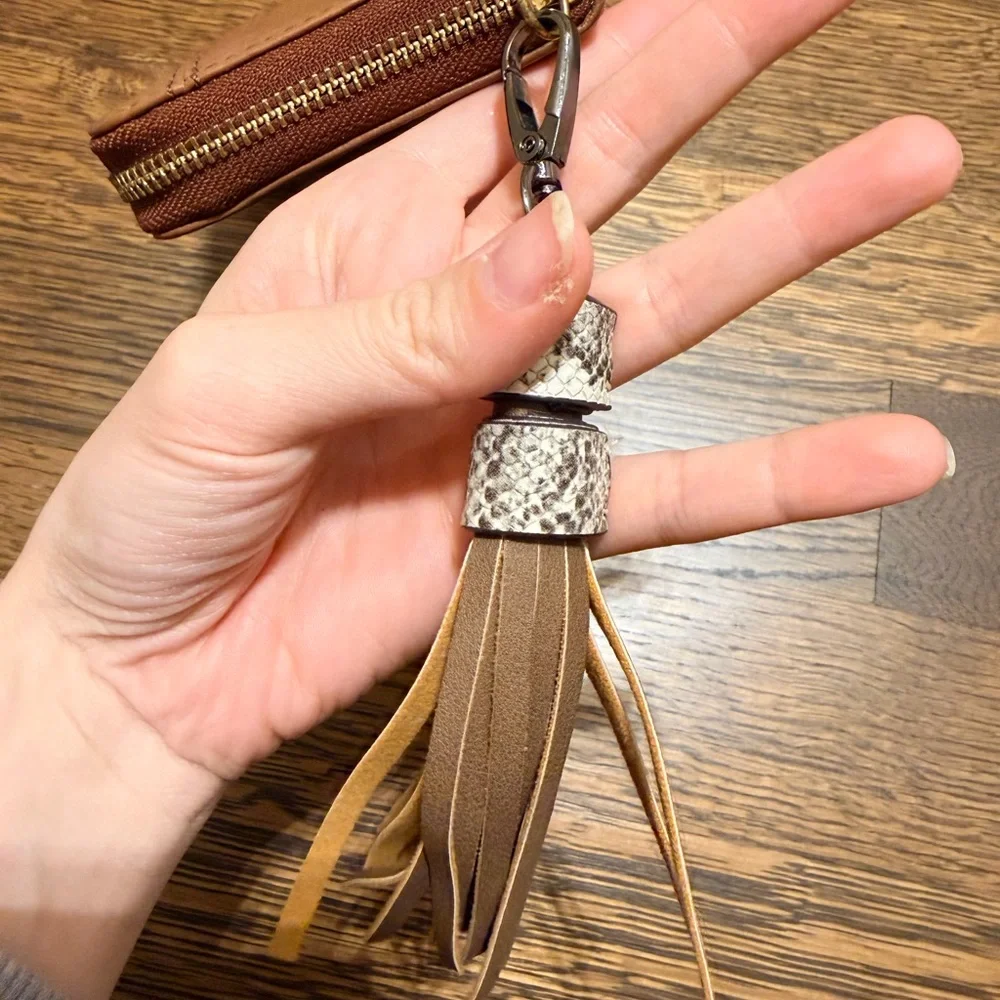 FOSSIL Pebbled Leather Large Zip Around Brown Wallet With Tassel Women’s - Picture 6 of 16